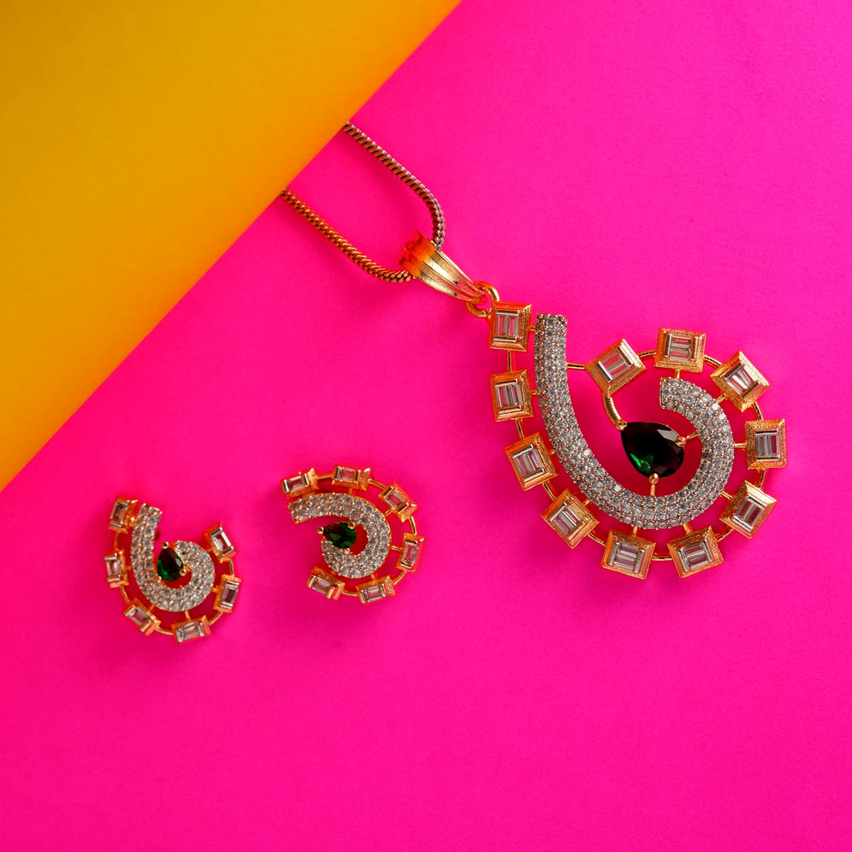 Kundan Stone-Studded Pendant Set