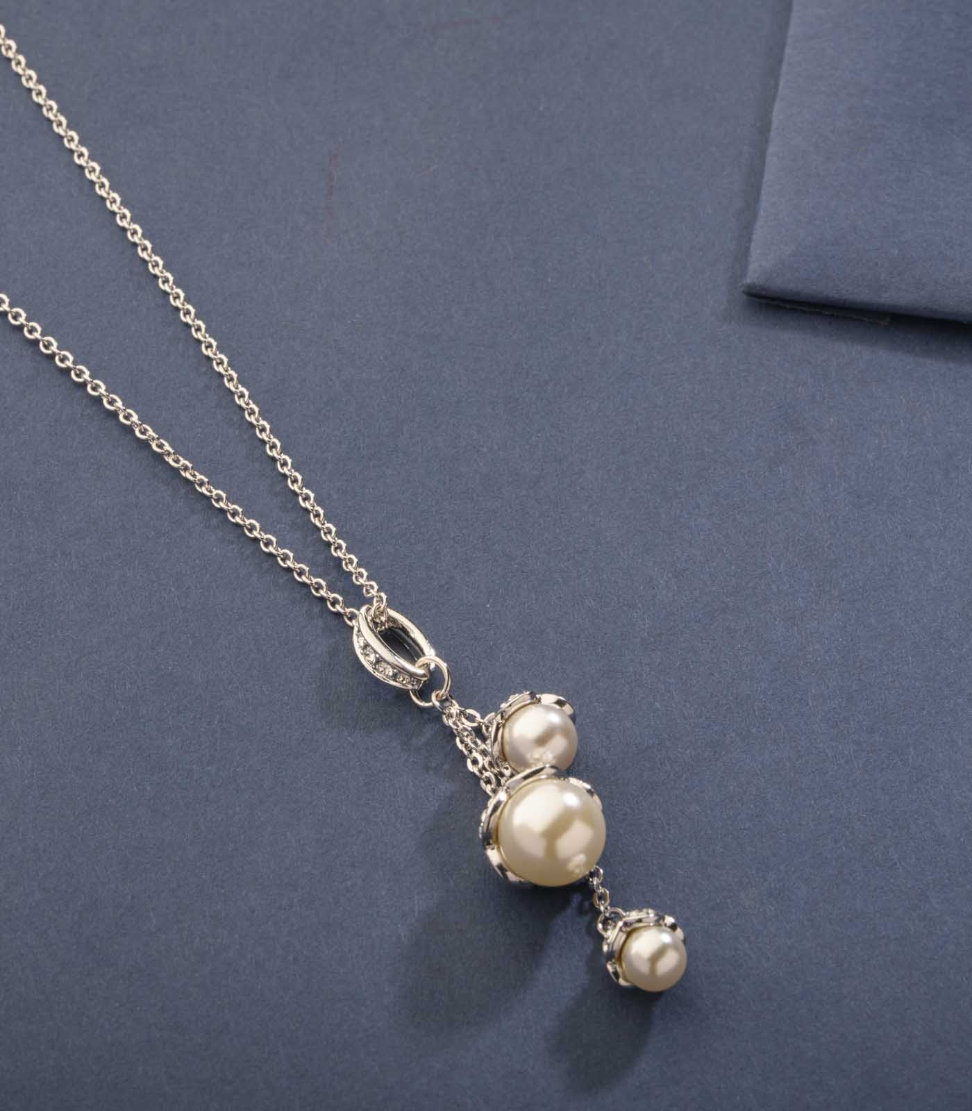 Shiny Pearls Necklace