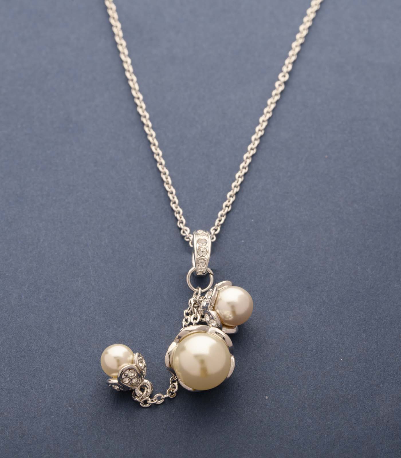Finely Detailed Chandelier Of Shiny Pearls Necklace (Brass)