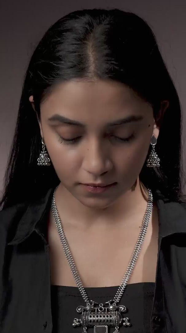 Load video: Morani Long Necklace Set
