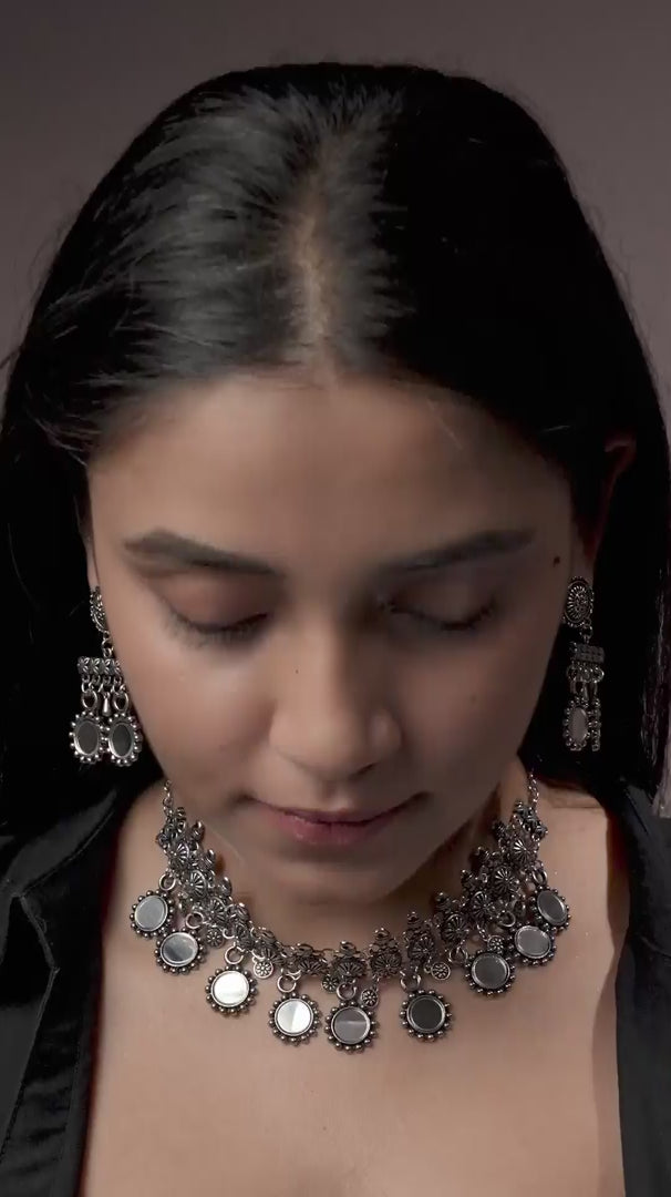 Load video: Kaumudi Choker Set